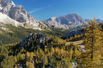 La vallée du Ru de Fouzargeo et le Monte Cristallo (alt 3221 m)