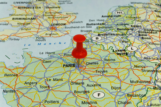 Red pin pointing on paris in map