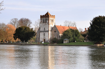 Obraz premium Winter Sunshine on a Medieval Church on the River Thames