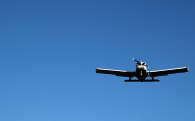 Fototapeta na wymiar Pojedynczy silnik samolotu na podejściu do lądowania