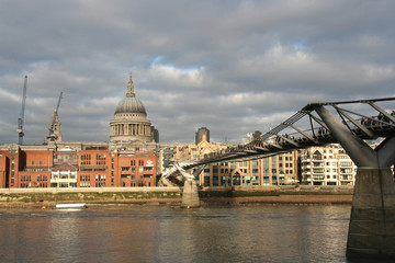 Fototapeta na wymiar Millennium Bridge across the Thames in London
