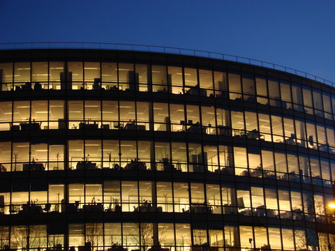 Immeuble de bureaux, de nuit