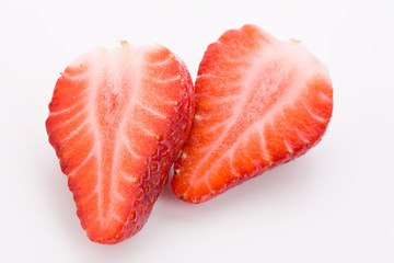 Hälften von Erdbeere von oben auf weiß