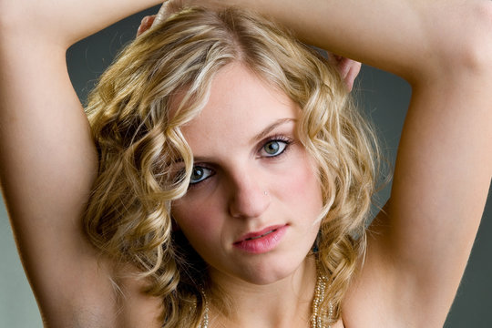 Blonde Frau mit vertr&auml;umten Blick