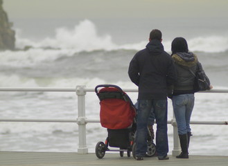 Familia mirando al mar