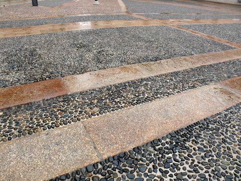 Place du Duomo, sol recouvert de pierre et galets, Italie