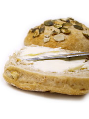 kürbiskernbrötchen mit butter
