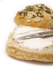 kürbiskernbrötchen mit butter
