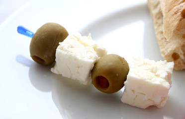 Oliven mit Schafskäse