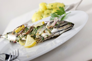 Gegrillter Fisch mit kartoffeln