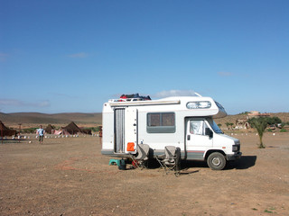 un camping-car dans le désert