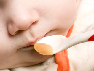 Bébé en train de manger - 6105157