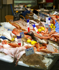 Etalage de poisson sur le march&eacute;