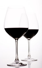 Formatfüllendes halb volles Weinglas