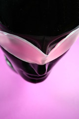 Schwarzer Glaskörperkopf mit rosa Augenmaske