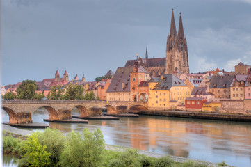 Regensburg Dom mit Steinerner Brücke HDR
