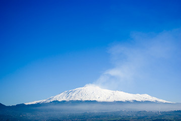 Fototapeta na wymiar Wulkan Etna na tle błękitnego nieba