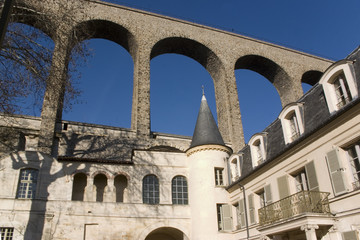 Fototapeta na wymiar an ancient aqueduct in France near Paris