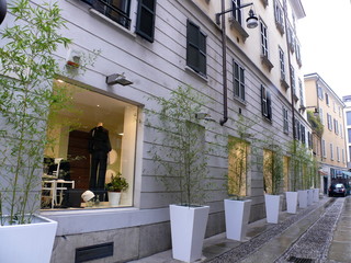 Rue milanaise sous la pluie. Italie.