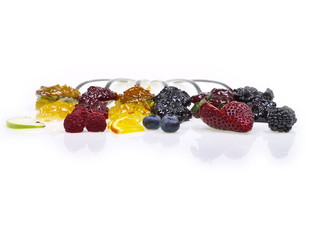 marmelade mit löffeln und früchten