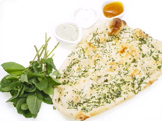 indisches tandoori naan brot mit minze