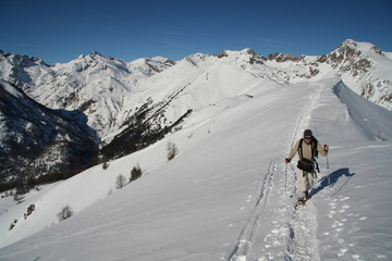 Randonneur en raquettes &agrave; neige
