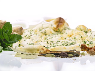 indisches tandoori naan brot mit minze