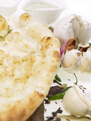 indisches tandoori naan brot mit kräutern