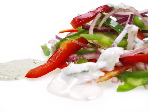 paprika zwiebelsalat mit joghurt dressing