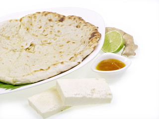 indisches tandoori naan brot mit paneer käse