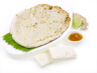 indisches tandoori naan brot mit paneer käse