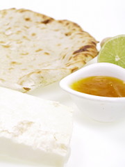 indisches tandoori naan brot mit paneer käse