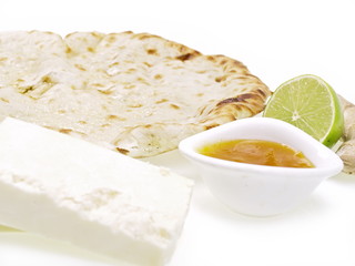 indisches tandoori naan brot mit paneer käse