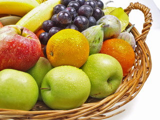 ein Korb voller frischer ganzer Früchte freigestellt auf weißem hintergrund