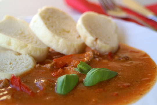 B&ouml;hmische Kn&ouml;del mit Paprikagulasch