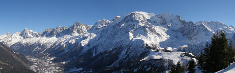 panoramique chaine du Mont Blanc et vallée de Chamonix
