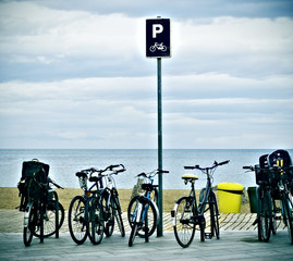 Parking de bicicletas enfrente de la playa
