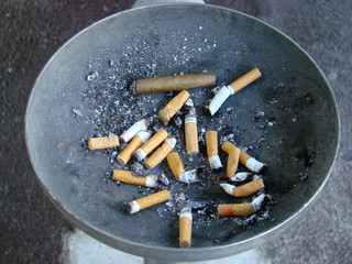 cendrier megots cigarettes
