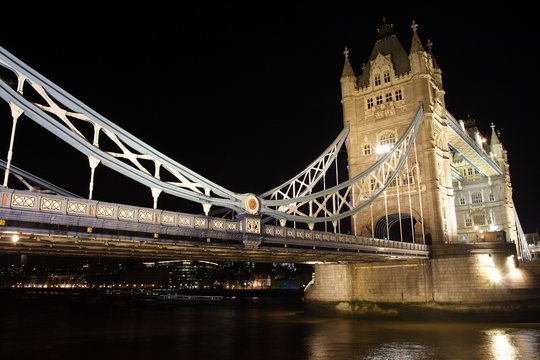 London landmark: Tower bridge at night