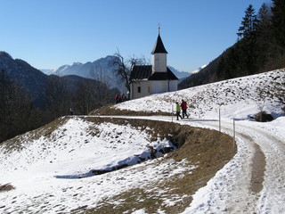 wanderer im winter im tiroler kaisertal