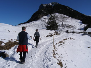 wanderer im winter im tiroler kaisertal