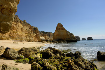 Fototapeta na wymiar mała plaża w Algarve na południu Portugalii