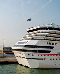 Naklejka premium una nave da crociera...