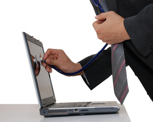 Docteur auscultant un ordinateur avec son stethoscope