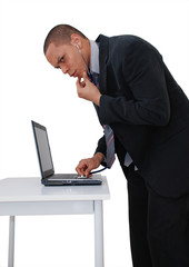 homme ecoutant un ordinateur avec son stethoscope