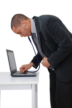 homme analysant son ordinateur avec un stethoscope