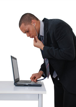 homme analysant son ordinateur avec un stethoscope 2