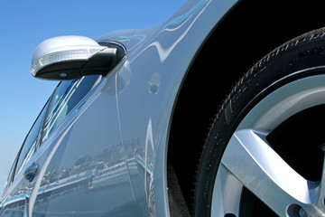 side of silver 4x4 with boats reflected in the side panels