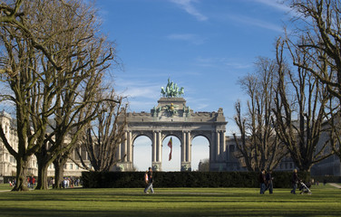 Fototapeta na wymiar Łuk triumfalny w Parc du Cinquantenaire w Brukseli