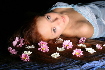 Obraz na płótnie Canvas beautiful white flowers in girl hair